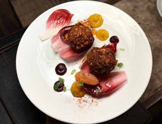 Aux Pieds sous la Table