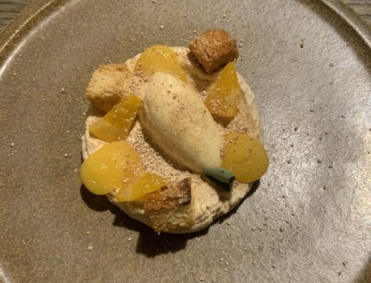 Aux Pieds sous la Table