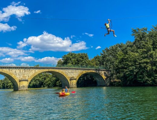 Accrobranche, tyroliennes, jeux aquaglisse, location de canoë et pédalo, snack, parc ombragé