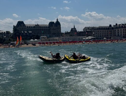 Activités nautiques, bouée tractée à Cabourg et Houlgate en Normandie