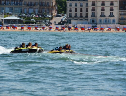 Activités nautiques, bouée tractée à Cabourg et Houlgate en Normandie