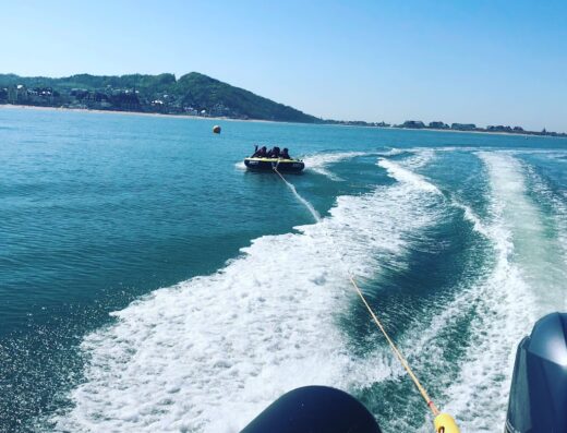 Activités nautiques, bouée tractée à Cabourg et Houlgate en Normandie