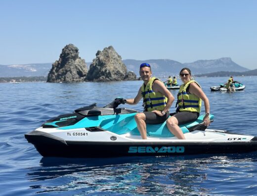 BANDOL SPORTS NAUTIQUES : Jet ski – Parachute ascensionnel – Bouée tractée