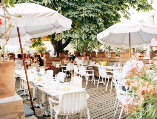 Leah Wine Cave & Bar à vins