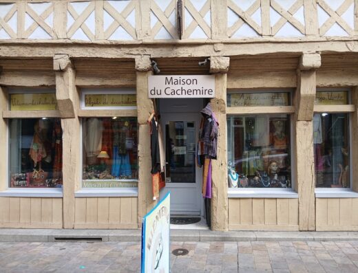 Magasin tentures,vêtements, accessoires d’artisanat Indien – Maison du cachemire
